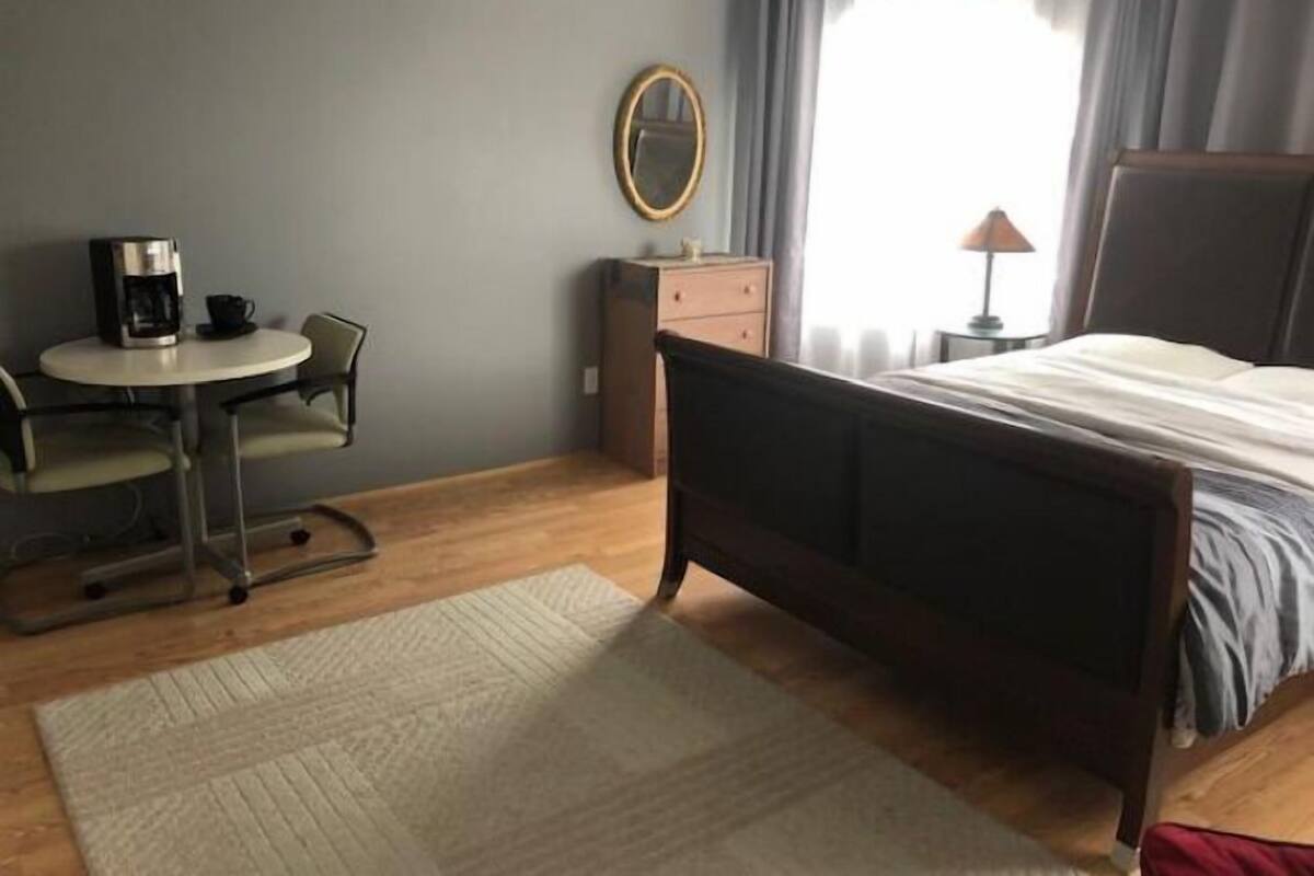 Iron/ironing board, free WiFi, bed sheets