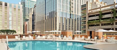 Alberca al aire libre por temporada y camastros