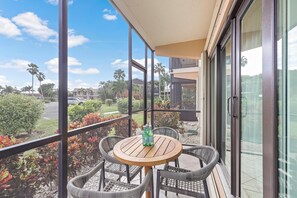 Outdoor dining - Peaceful Condo With two Pools/steps to Beach and Food (Marco Island)