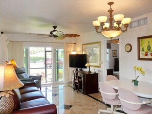 Apartment, 1 Queen-Bett (Peaceful condo with two pools/steps t) | Wohnzimmer