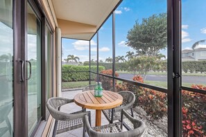 公寓客房, 1 張加大雙人床 (Peaceful condo with two pools/steps t) | 室外用餐