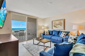 Apartment, 1 King-Bett (Gated beachfront condo with nice view) | Wohnzimmer