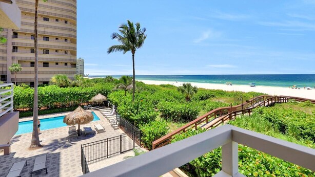 Condo, 1 Katil Raja (King) (Gated beachfront condo with nice view) | Balkoni