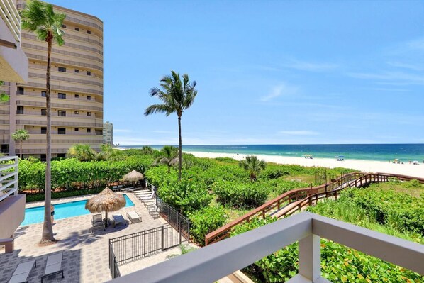 Apartment, 1 King-Bett (Gated beachfront condo with nice view) | Balkon