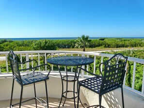 Leilighet, 1 kingsize-seng (Beachfront condo with pool and wrapar) | Utsikt fra balkong