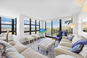 Leilighet, 1 kingsize-seng (Beachfront condo with pool and wrapar) | Oppholdsområde