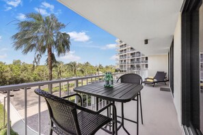 Lägenhet - 1 kingsize-säng (Beachfront condo with pool and wrapar) | Boendeområde