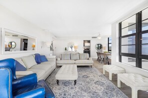 Lägenhet - 1 kingsize-säng (Beachfront condo with pool and wrapar) | Vardagsrum