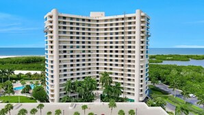 Un hôtel de grande hauteur doté de nombreux balcons, d’une piscine et offrant une vue sur l’océan.