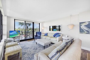 Living area - Beachfront Condo With Pool and Wraparound Balcony (Marco Island)