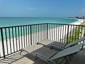 Condo, 1 cama King size y sofá cama (Seawinds 1406) | Playa | Toallas de playa