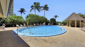 Kondominium, 1 Tempat Tidur King dengan tempat tidur Sofa (Seawinds 1406) | Kolam renang | Sebuah kolam renang air hangat