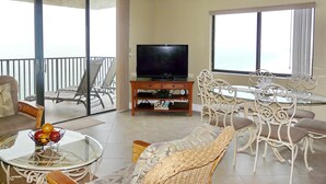 Appart'hôtel, 1 très grand lit et 1 canapé-lit (Seawinds 1406) | Salle de séjour