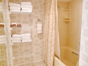 Appart'hôtel, plusieurs lits (Sandcastle I-103) | Douche Vichy