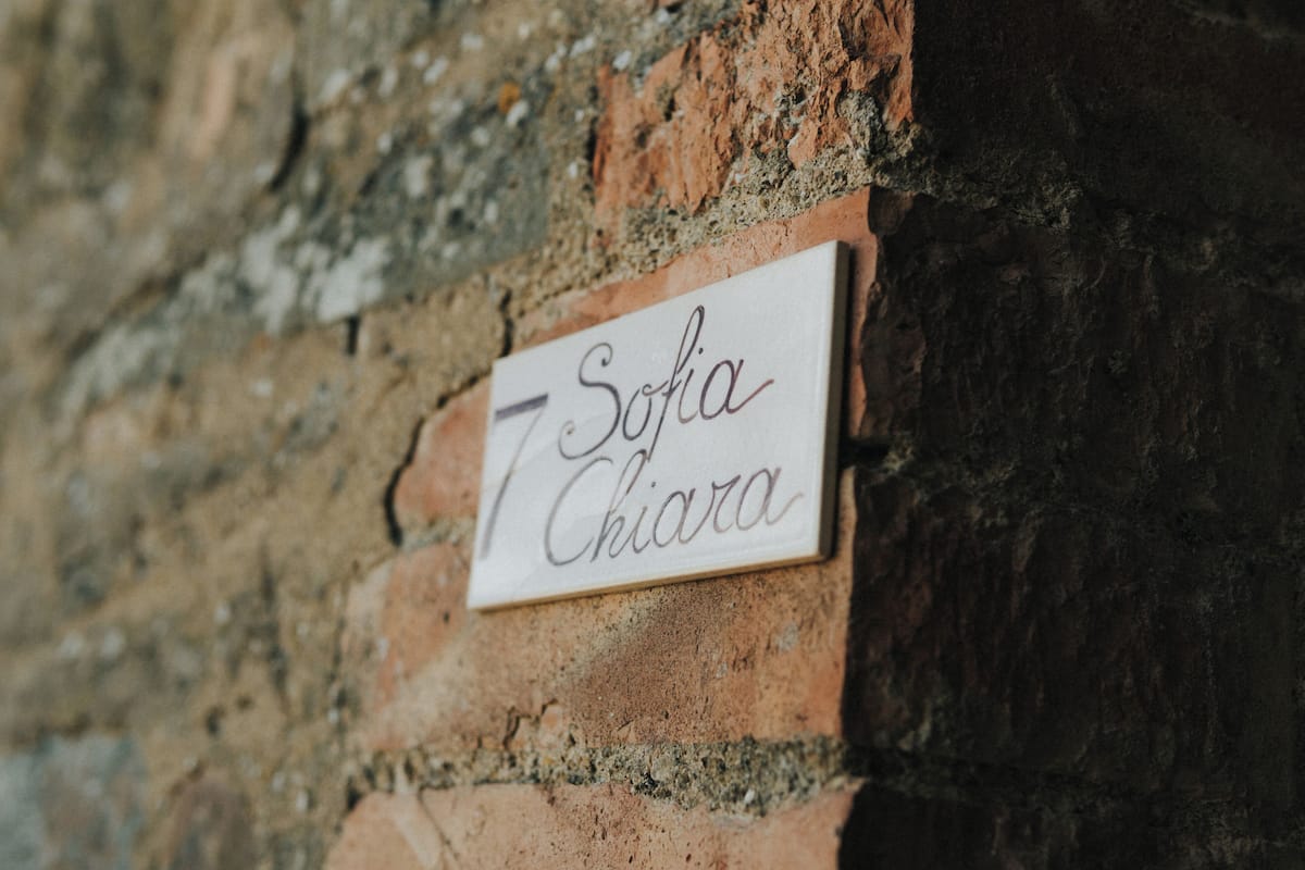 A sign on a brick wall with the text "7 Sofia Chiara".