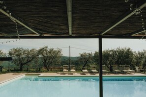 Una piscina al aire libre de temporada
