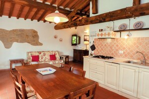 Apartament, 2 dormitoris, vistes a la piscina | Sala d'estar | Televisor 