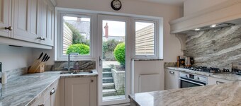 8 Crown Lane - One Bedroom House, Sleeps 2