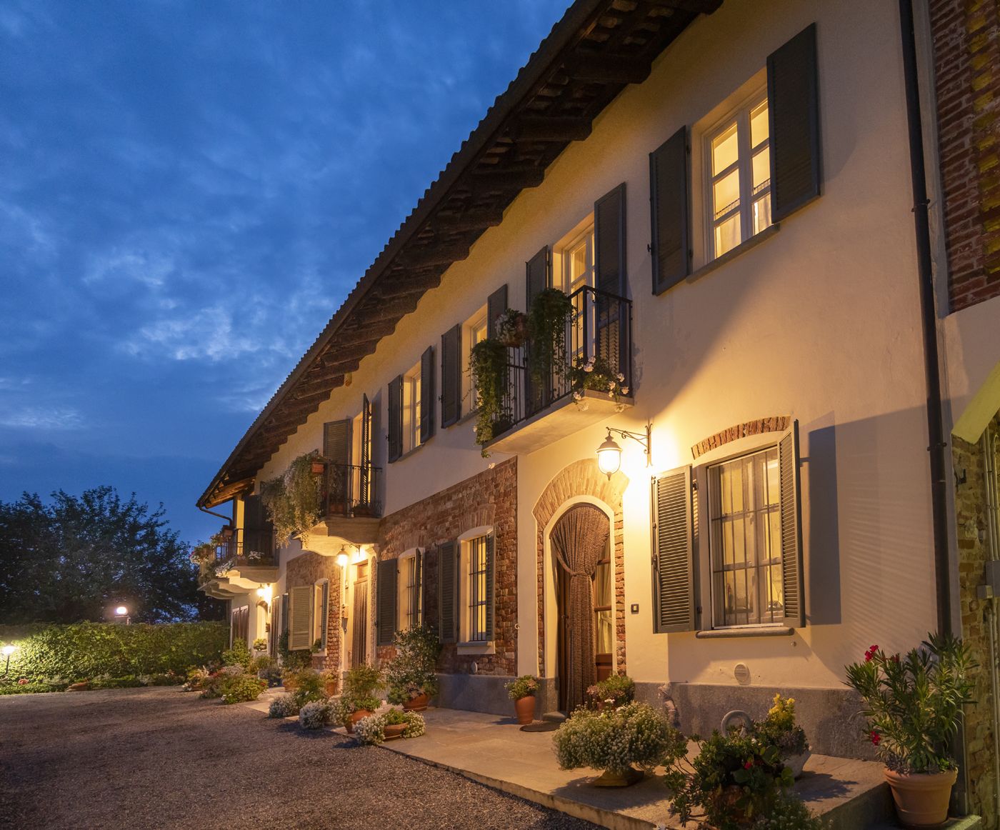 Facciata della struttura - sera/notte