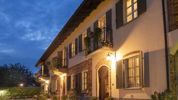 Fassade der Unterkunft – Abend/Nacht