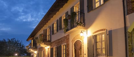 Façade de lâhĂ©bergement â soirĂ©e/nuit