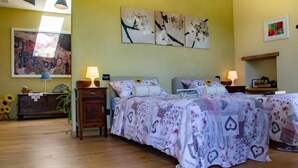 Un dormitorio con dos camas, un cuadro grande y un aparador de madera.