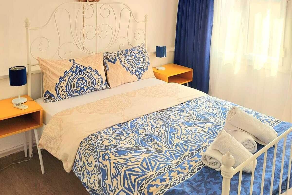 1 bedroom, individually decorated, individually furnished, desk