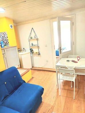 Deluxe Studio Suite, 2 Bedrooms, Kitchen, City View | Living area | Flat-screen TV, fireplace - La Bella Hotel (Istanbul)