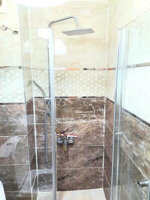 Deluxe Room | Bathroom | Shower, hair dryer, slippers, soap - La Bella Hotel (Istanbul)
