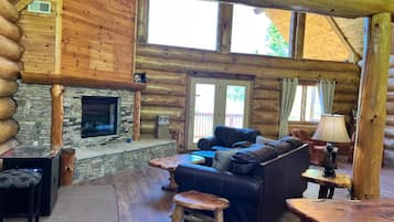 Smart TV, chimenea, videojuegos