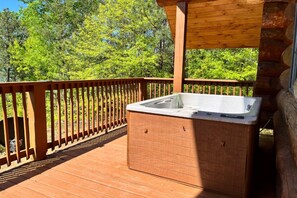 Outdoor spa tub - Elkmont Views - Secluded w/ Mntn Views (Gatlinburg)