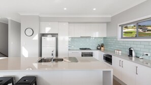 Microwave, oven, dishwasher, coffee/tea maker - Time Away - 50 Turnberry Drive (Normanville)