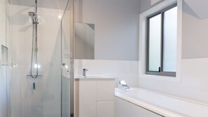 Shower - Time Away - 50 Turnberry Drive (Normanville)
