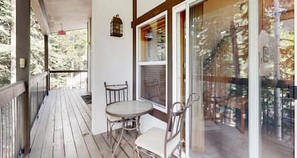 Condo avec piscine partagée, tennis et bains à remous - prÚs du ski!