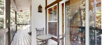 Centrally located condo with pool, tennis, hot tubs, & fireplace - near skiing