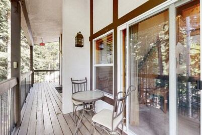 Centrally located condo with pool, tennis, hot tubs, & fireplace - near skiing