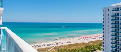 På stranden, solstolar och strandhanddukar