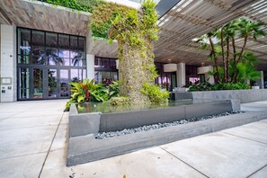 Property grounds - 1 Hotel Stylish 1 BR/1.5BA w/ Balcony & Ocean View (Miami Beach)