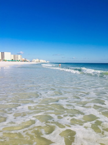 WOW! Large 1 BR/1 BA on exclusive Holiday Isle, Destin FL includes Beach Service