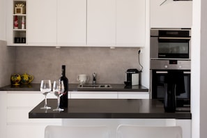 Deluxe-paritalo, kaupunkinäköala | Yksityinen keittiö | Täysikokoinen jääkaappi, mikroaaltouuni, uuni, liesi