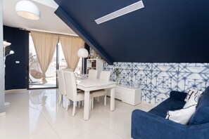 Dúplex Deluxe, vistes a la ciutat | Zona de menjador de l'habitació