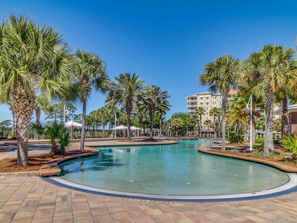 Spacious family condo with large balcony & shared pool and hot tub