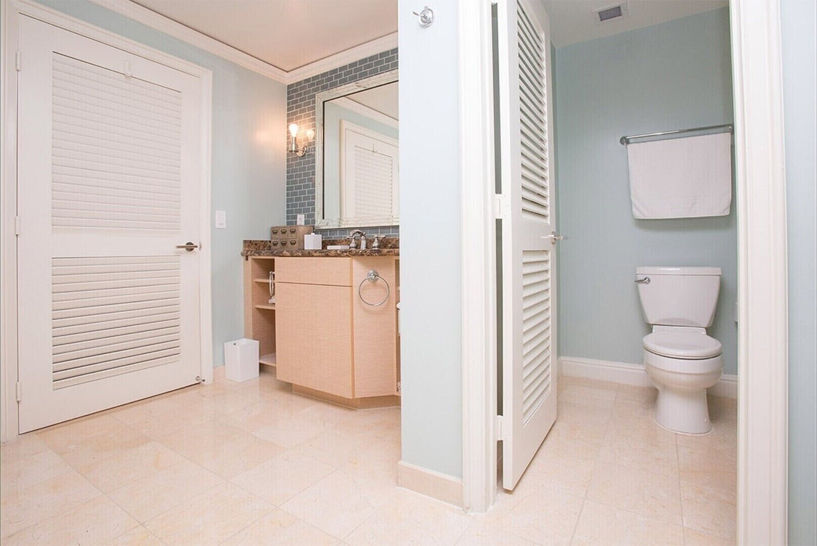 Ein Badezimmer mit Toilette, Waschbecken und Spiegel.