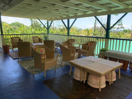 Tropical mini resort home in paradise 1ac yard. Whole home beautifully upgraded 