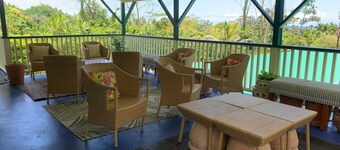 Tropical mini resort home in paradise 1ac yard. Whole home beautifully upgraded 