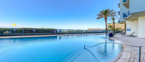 Een infinitypool en een verwarmd zwembad