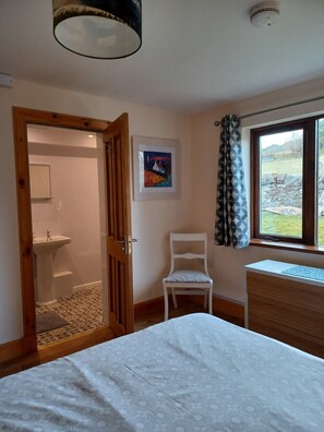 2 bedrooms, iron/ironing board, travel cot, free WiFi