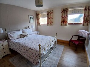 2 bedrooms, iron/ironing board, travel crib, free WiFi - Drumsmittal School, Black Isle, Inverness (Inverness)