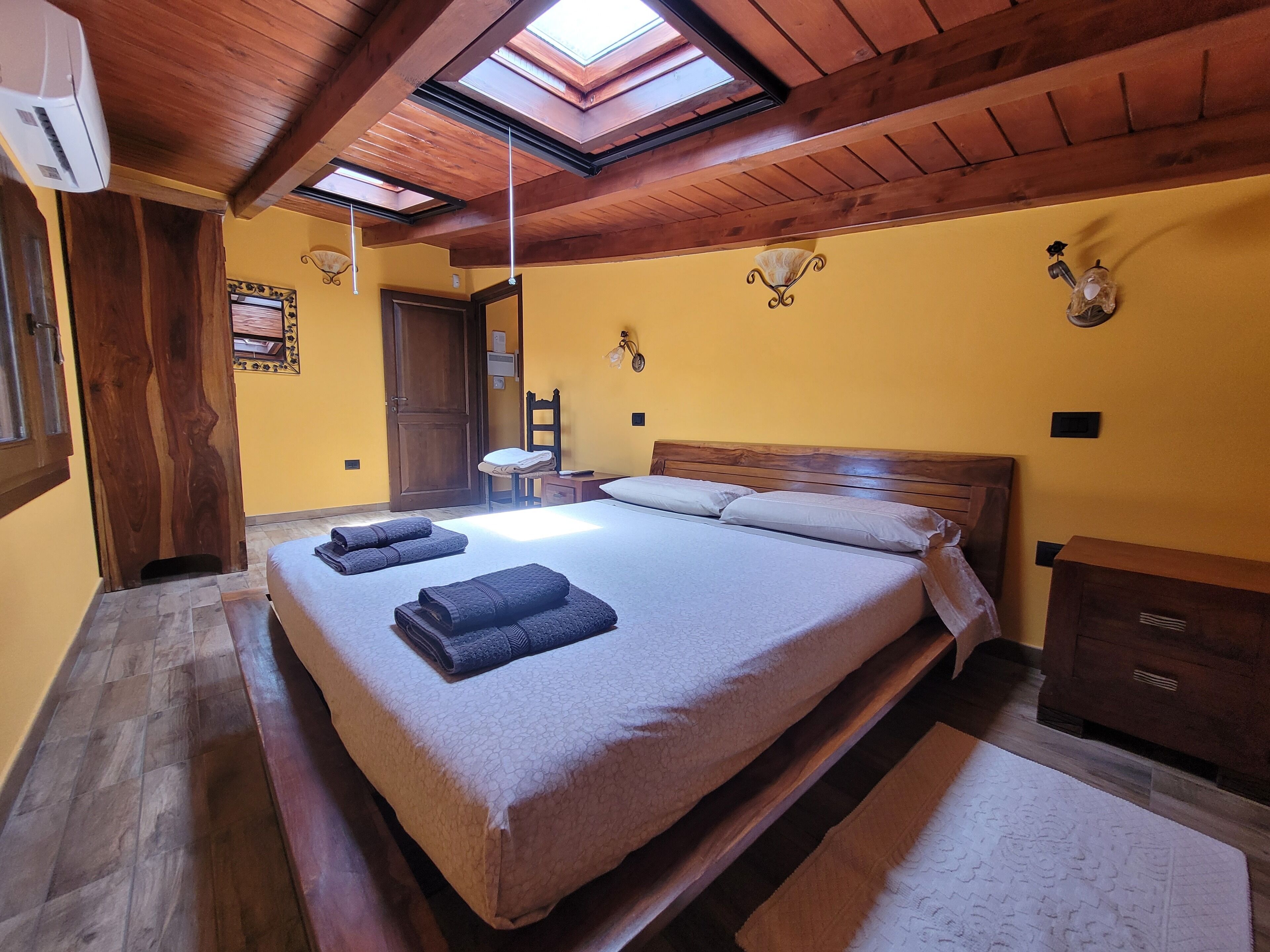 2 bedrooms, in-room safe, iron/ironing board, free WiFi