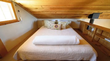 1 makuuhuone, vauvan matkasänky, vuodevaatteet